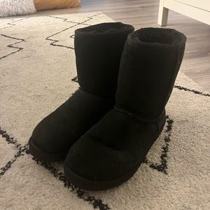 Black classic uggs. Womens size 8.